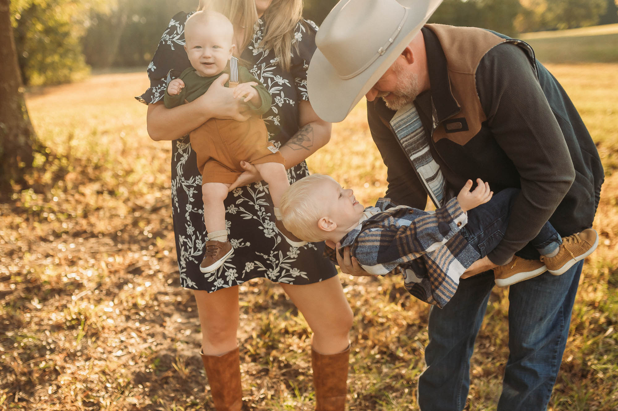 family playing under tree at MIneola Nature Preserve | Mineola TX Family Photographer