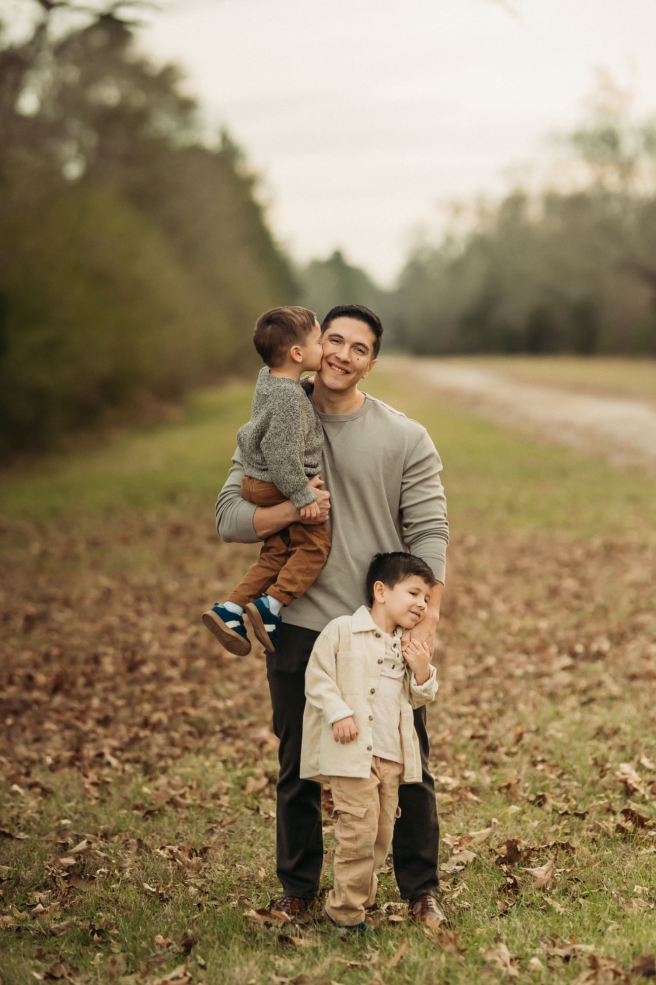 Dad snuggling with sons | Tyler Texas Maternity Photographer