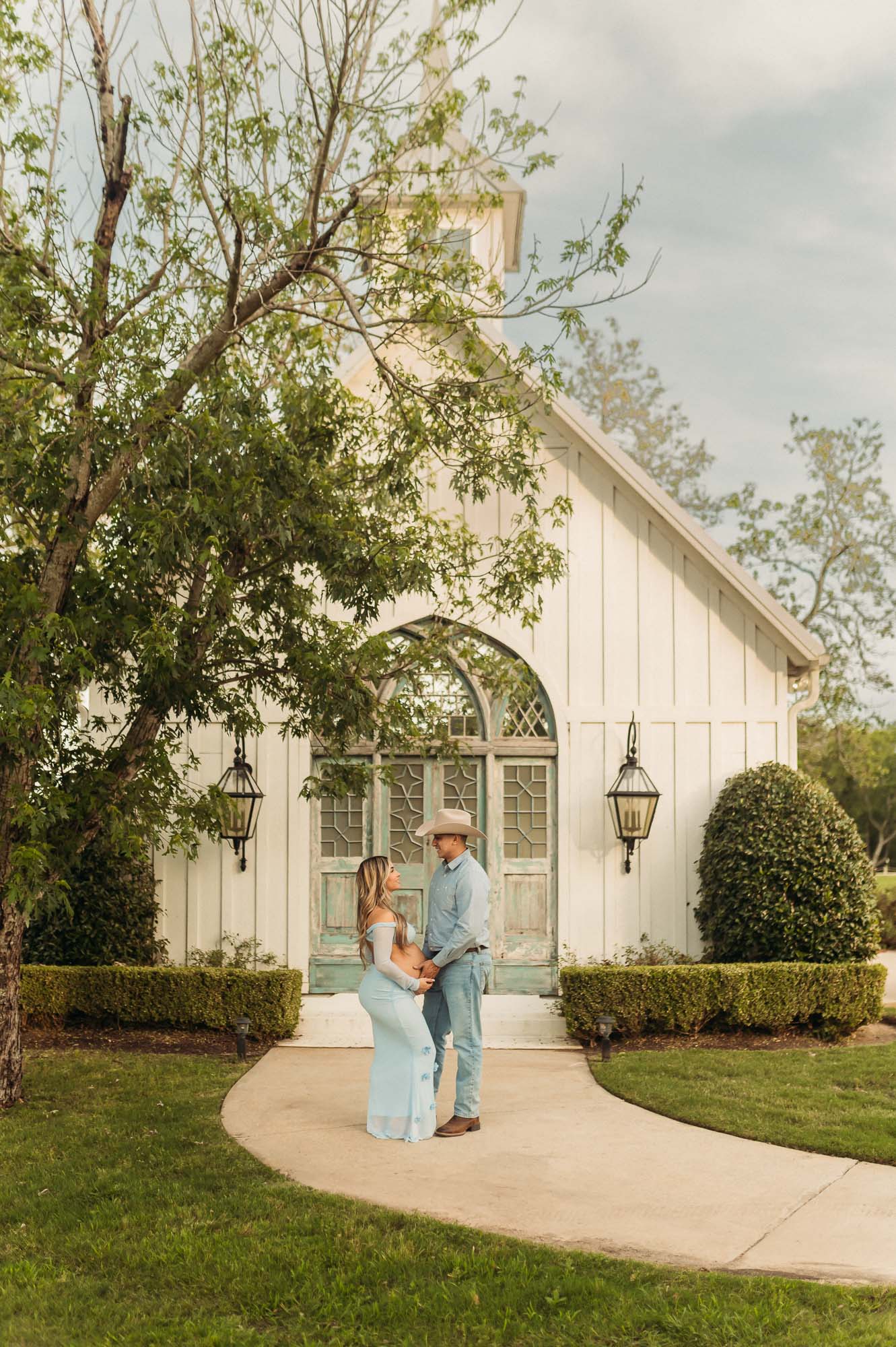 East Texas Maternity Session at Hidden Gem Villa