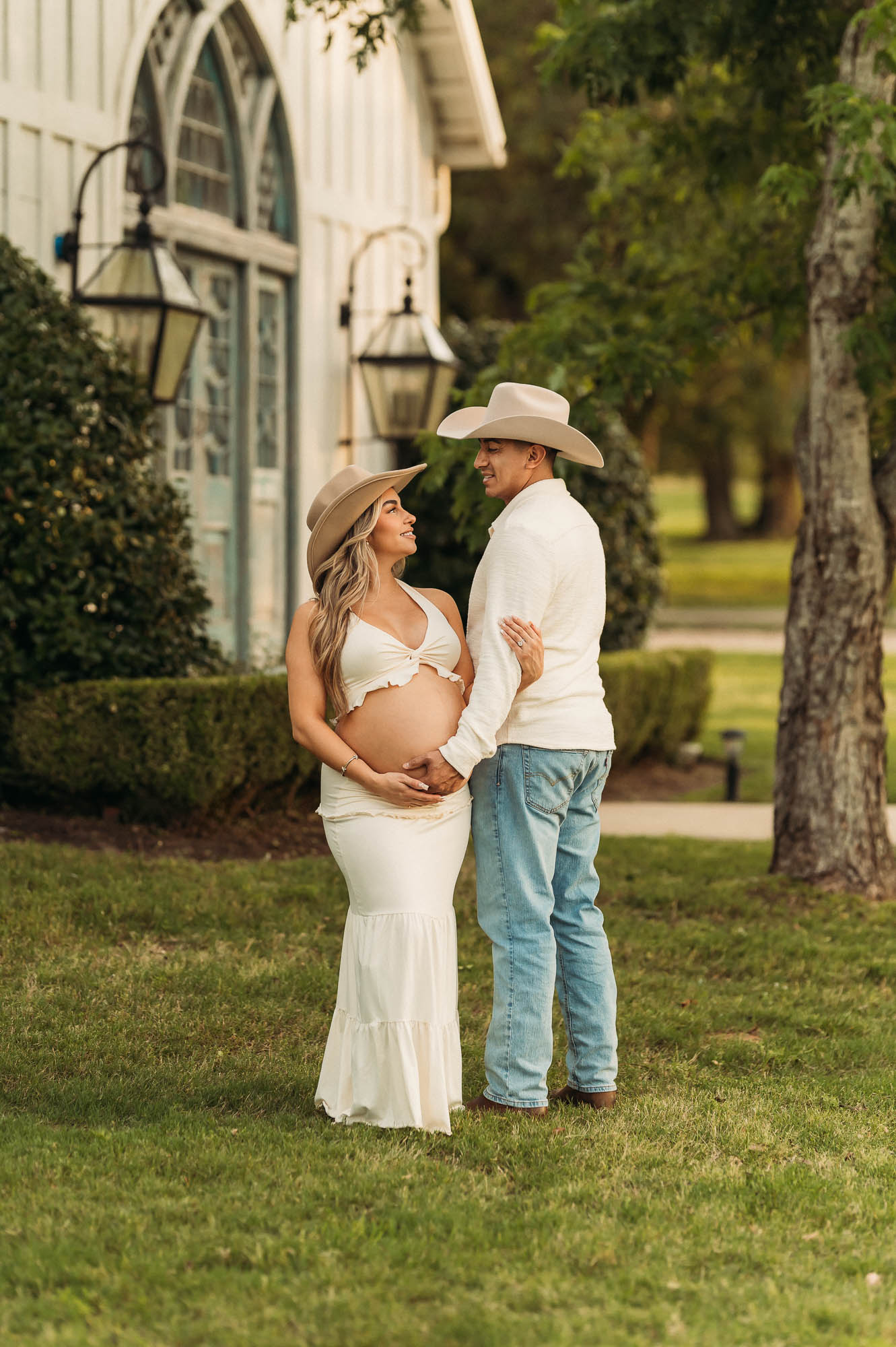 East Texas Maternity Session at Hidden Gem Villa