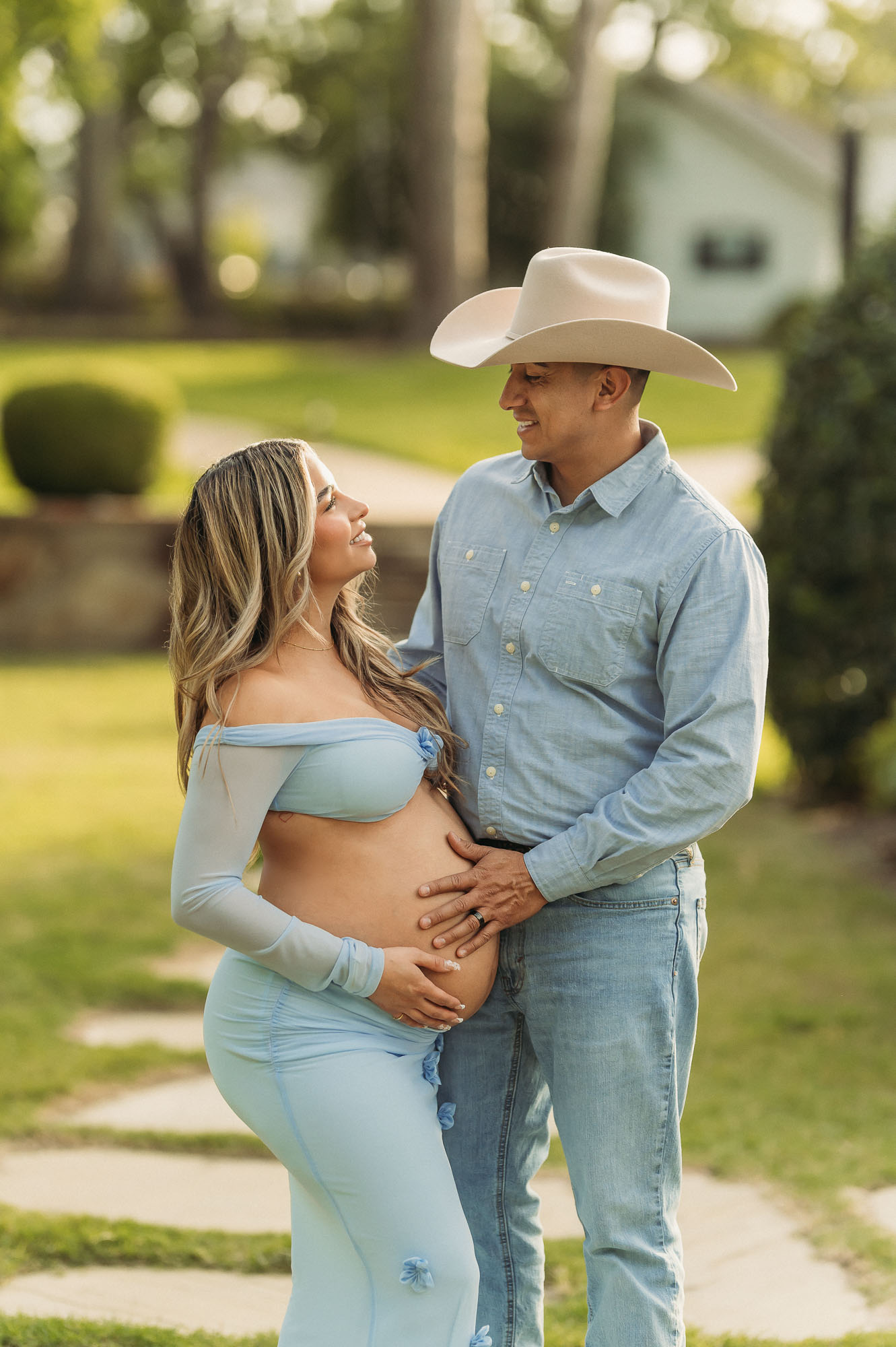 East Texas Maternity Session at Hidden Gem Villa