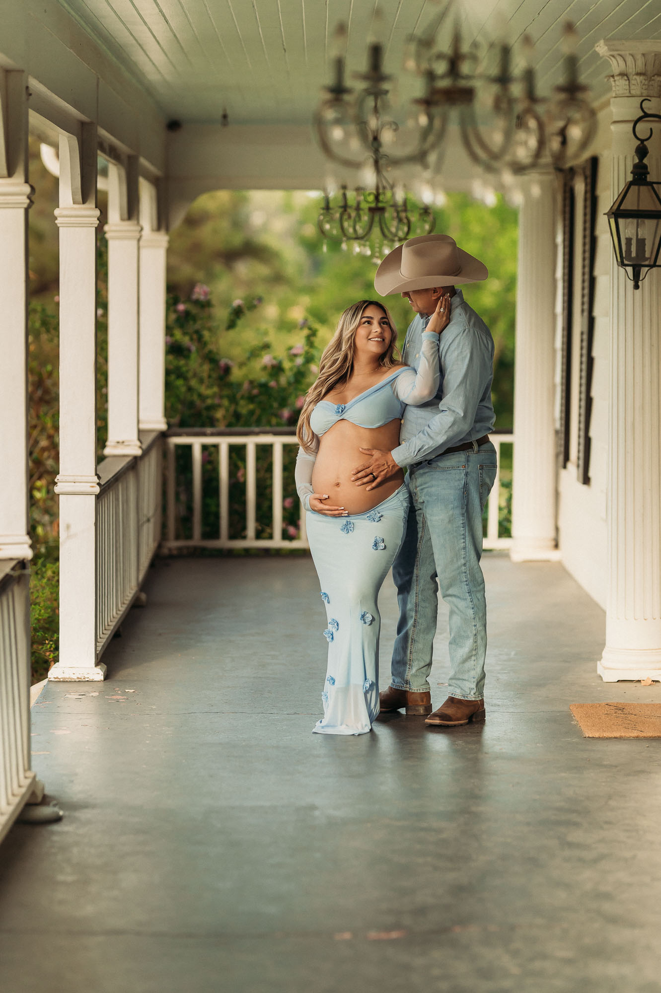 East Texas Maternity Session at Hidden Gem Villa